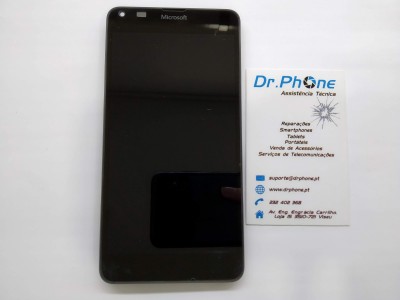 Smartphone Microsoft preto ao lado de cartão de visita Dr.Phone em fundo branco