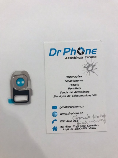 Pieza de hardware para smartphone junto a tarjeta de visita de assistência técnica