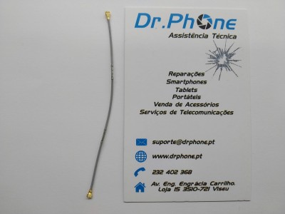 Cabo flexível metálico com conectores dourados junto a cartão de visita da Dr.Phone