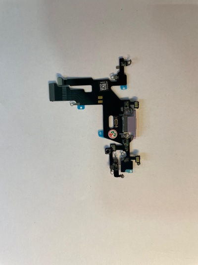 Componente eletrônico preto de smartphone com conectores e etiqueta colorida em fundo branco