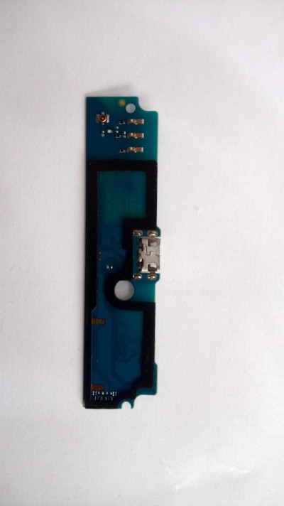 Placa eletrónica azul com conector USB e componentes