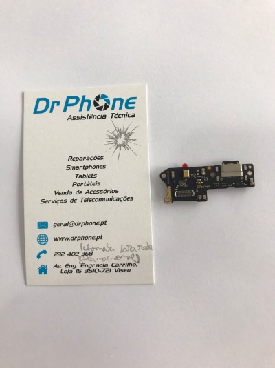 Cartão de visita da Dr Phone e peça eletrónica pequena sobre fundo branco