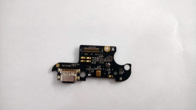 Placa eletrónica preta com conector USB sobre superfície branca