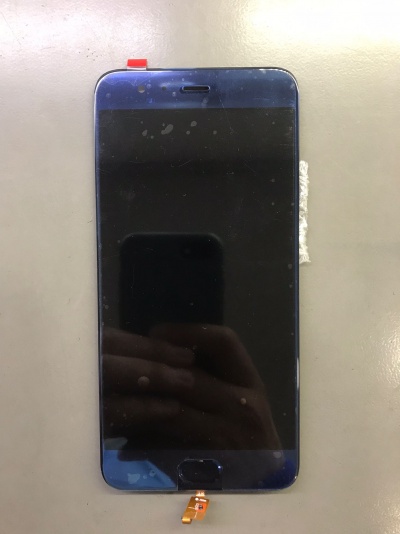 Ecrã tátil novo de telemóvel com moldura azul e conector flexível