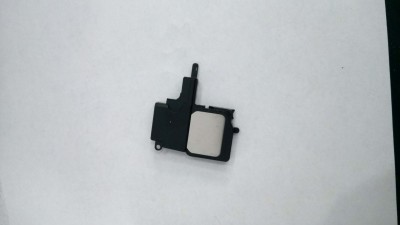 Componente eletrónico preto com parte metálica quadrada