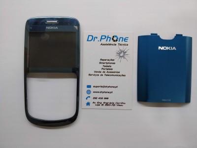 Frente e tampa traseira de telemóvel Nokia azul junto de cartão de assistência técnica Dr.Phone