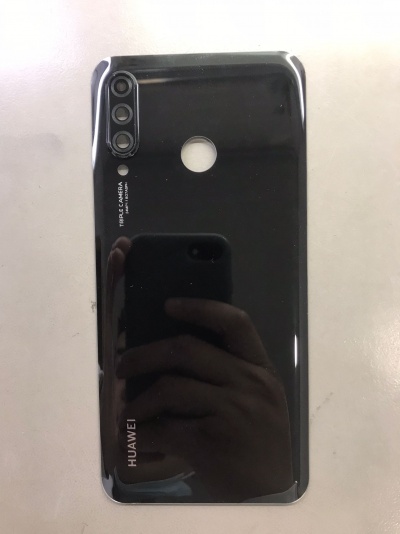 Capa traseira preta para smartphone Huawei com três câmaras e texto visível