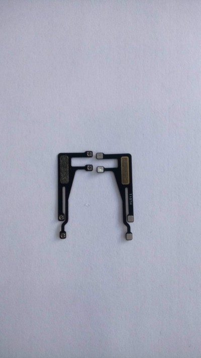 Peça eletrónica preta com partes metálicas e texto 'H01L1'