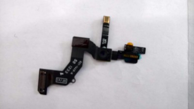 Peça eletrónica flexível preta com conectores dourados