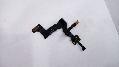 Peça eletrónica flexível preta sobre superfície branca