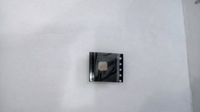 Chip eletrônico preto e cinza sobre fundo branco