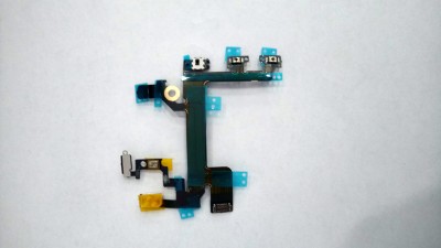 Peça eletrónica flexível com conectores e pequenos componentes sobre fundo branco