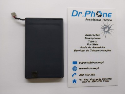 Bateria preta retangular ao lado de cartão de visita da Dr.Phone para assistência técnica