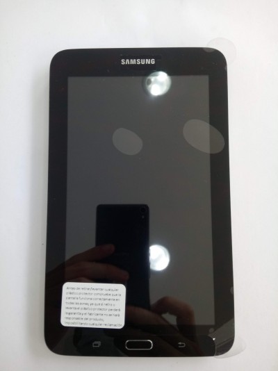 Tablet Samsung preto com ecrã tátil e botão físico