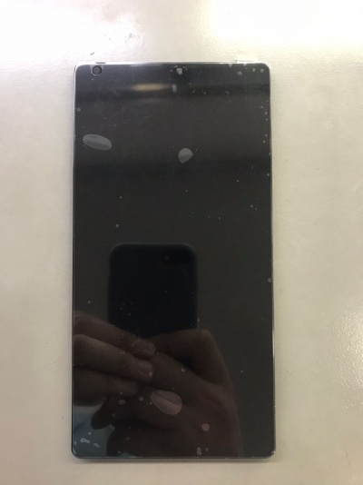 Tablet preto com ecrã refletor e manchas