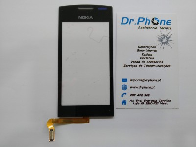 Ecrã frontal preto do telemóvel Nokia ao lado de cartão de visita com serviços técnicos