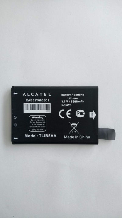 Bateria de lítio preta da Alcatel com texto e símbolos brancos, sobre fundo branco.