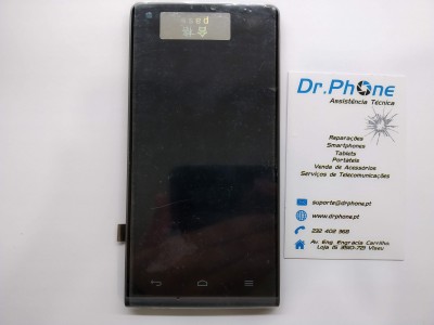 Smartphone preto riscado ao lado de cartão de visita da Dr.Phone em fundo branco