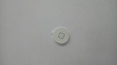 Objeto branco circular com quadrado cinzento no centro sobre fundo branco