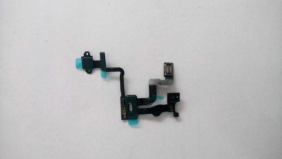 Peça eletrónica flexível preta com componentes pequenos sobre fundo branco