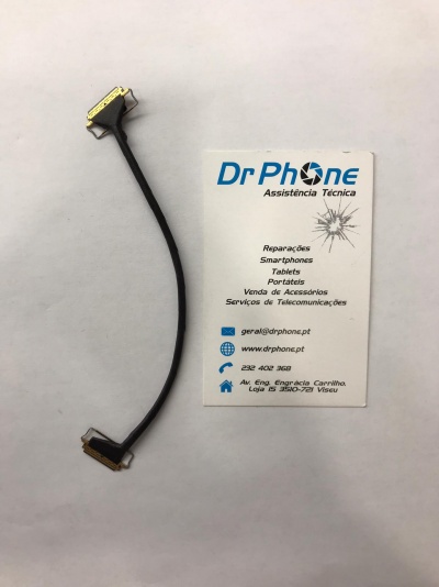 Cabo flexível preto com conectores dourados ao lado de cartão de visita da Dr Phone