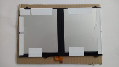 ecrã tátil com moldura preta e fita adesiva branca sobre cartão