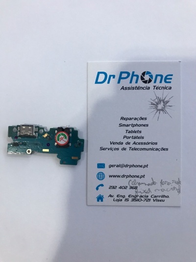 Placa eletrônica azul ao lado de cartão de visitas Dr Phone