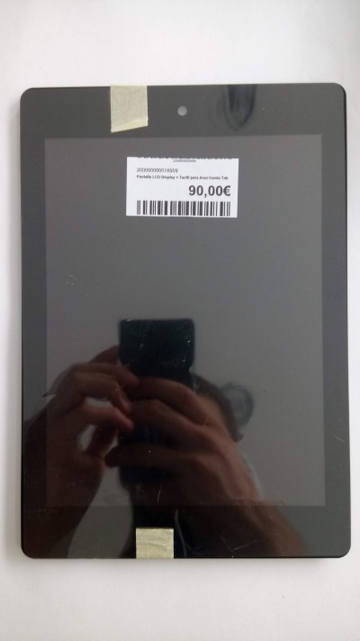 Tablet preto com etiqueta branca e fita adesiva