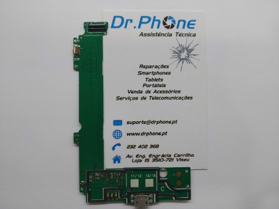 Placa eletrónica verde com contacto USB sobre cartão de visita branco de assistência técnica Dr.Phone
