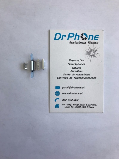 Peças pequenas desmontadas ao lado de cartão de visita da Dr Phone