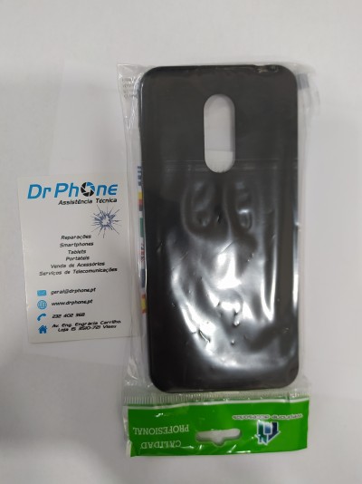 Capa preta para smartphone embalada em plástico transparente ao lado de cartão de assistência técnica