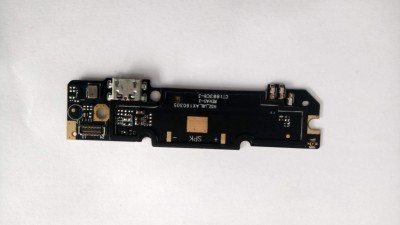 Placa eletrónica preta com porta USB tipo C e componentes eletrónicos