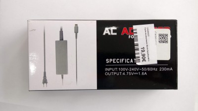 Embalagem de adaptador de corrente com especificações e preço visíveis