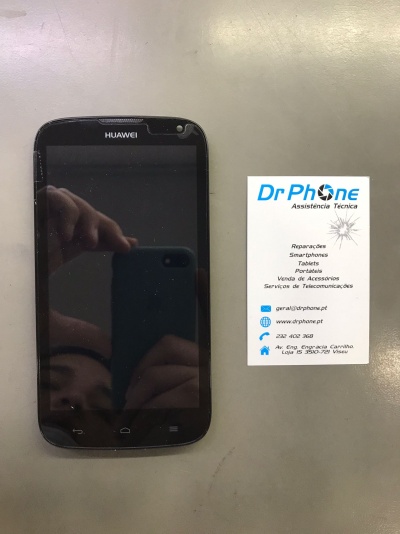 Smartphone Huawei preto junto a cartão de visita Dr Phone Assistência Técnica