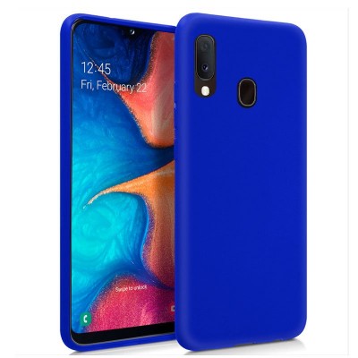 Smartphone com capa azul e ecrã ativo a mostrar data e hora