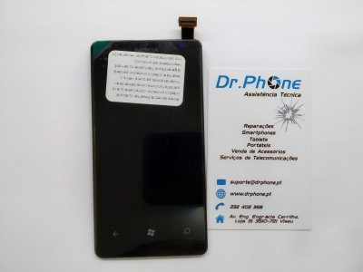 Ecrã preto de smartphone com etiqueta branca e cartão de visita da Dr.Phone