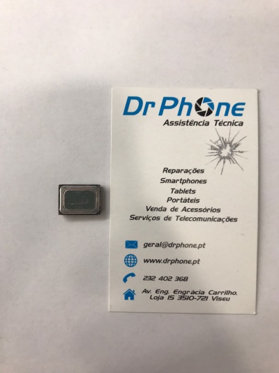 Componente eletrônico pequeno e cartão da Dr Phone com texto em português