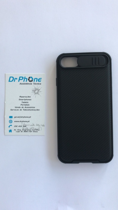Capa preta para telemóvel com textura riscada ao lado de cartão de visita da Dr Phone