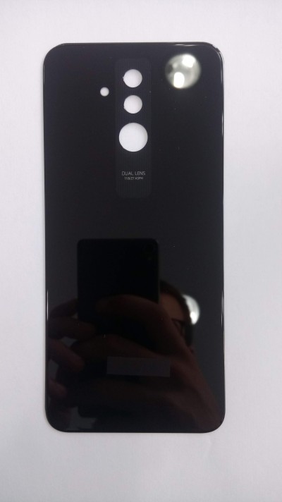 Parte traseira preta brilhante de telemóvel com recortes e texto DUAL LENS