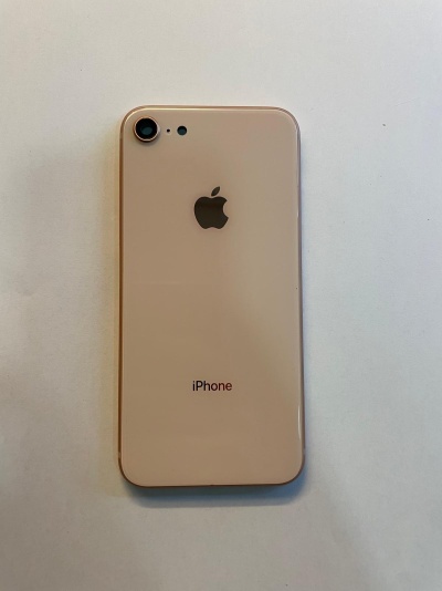 iPhone bege visto de trás sobre fundo branco