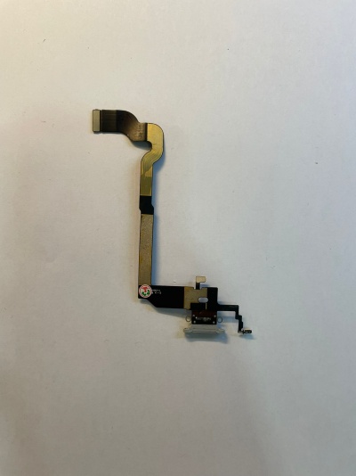 Flex cable eletrónico preto e dourado sobre fundo branco