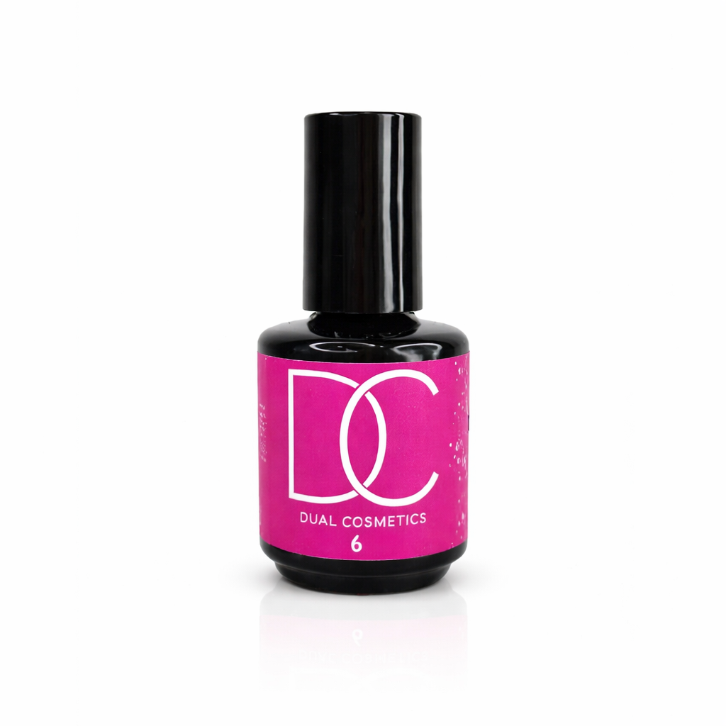 Cor 06 Frasco pequeno de verniz ou produto cosmético preto com rótulo rosa DC