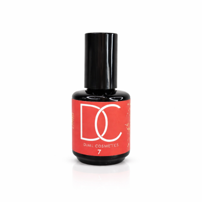 Frasco de verniz de unhas preto com etiqueta vermelha e texto branco