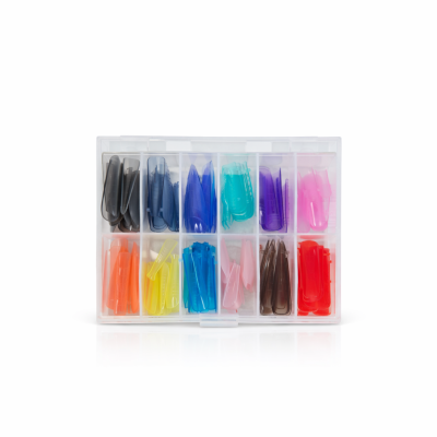 Caixa transparente com doze compartimentos de unhas postiças coloridas