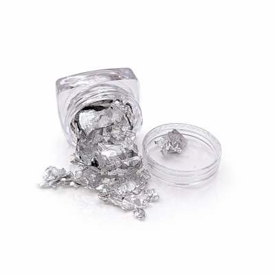 Frasco plástico transparente com pedaços de papel alumínio prateado