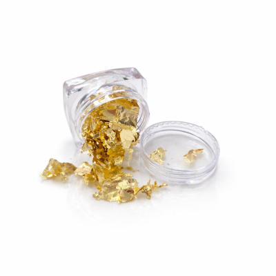 Frascos transparentes com folhas douradas espalhadas