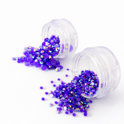 Frascos transparentes com strass roxos facetados e brilhantes