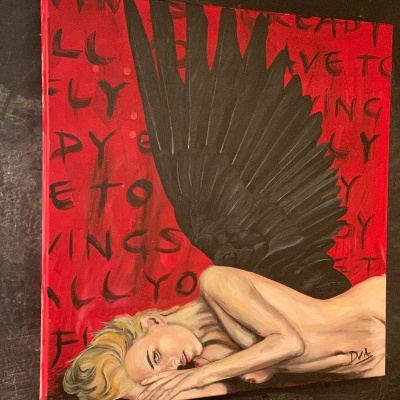 Pintura de mulher com asas negras em fundo vermelho com texto