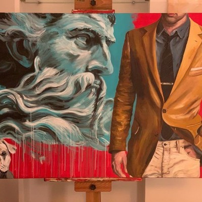 Pintura dividida em estátua clássica azul e homem em blazer castanho sobre fundo vermelho