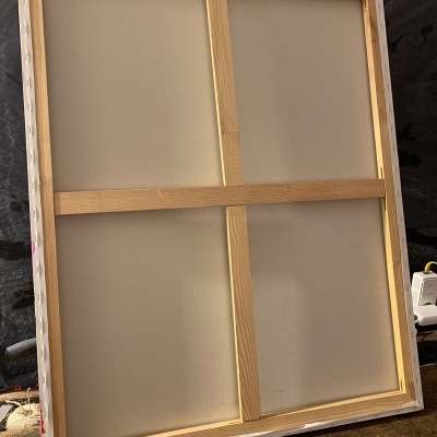 Verso de tela de pintura com armação de madeira e tecido esticado